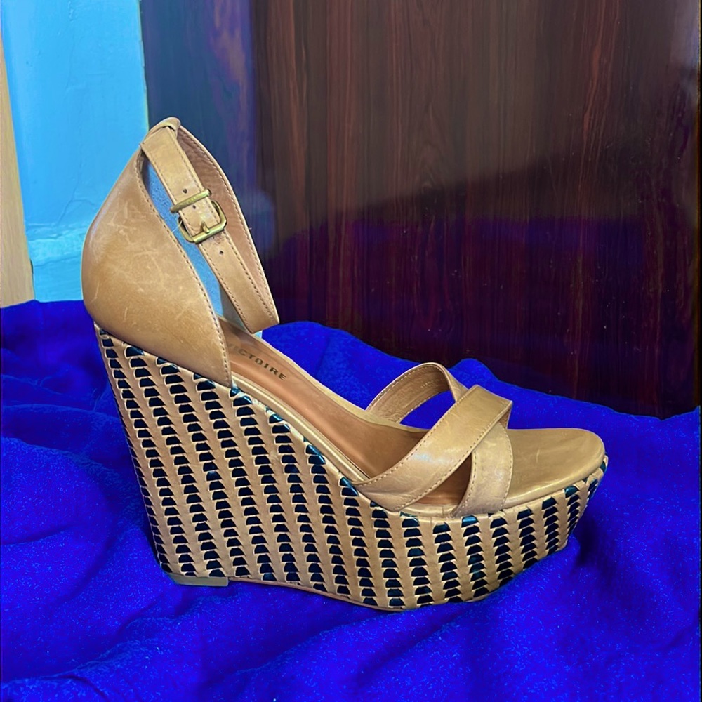 Tan wedge’s